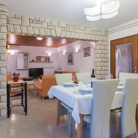 Appartamento Amazing In With Wifi Pola